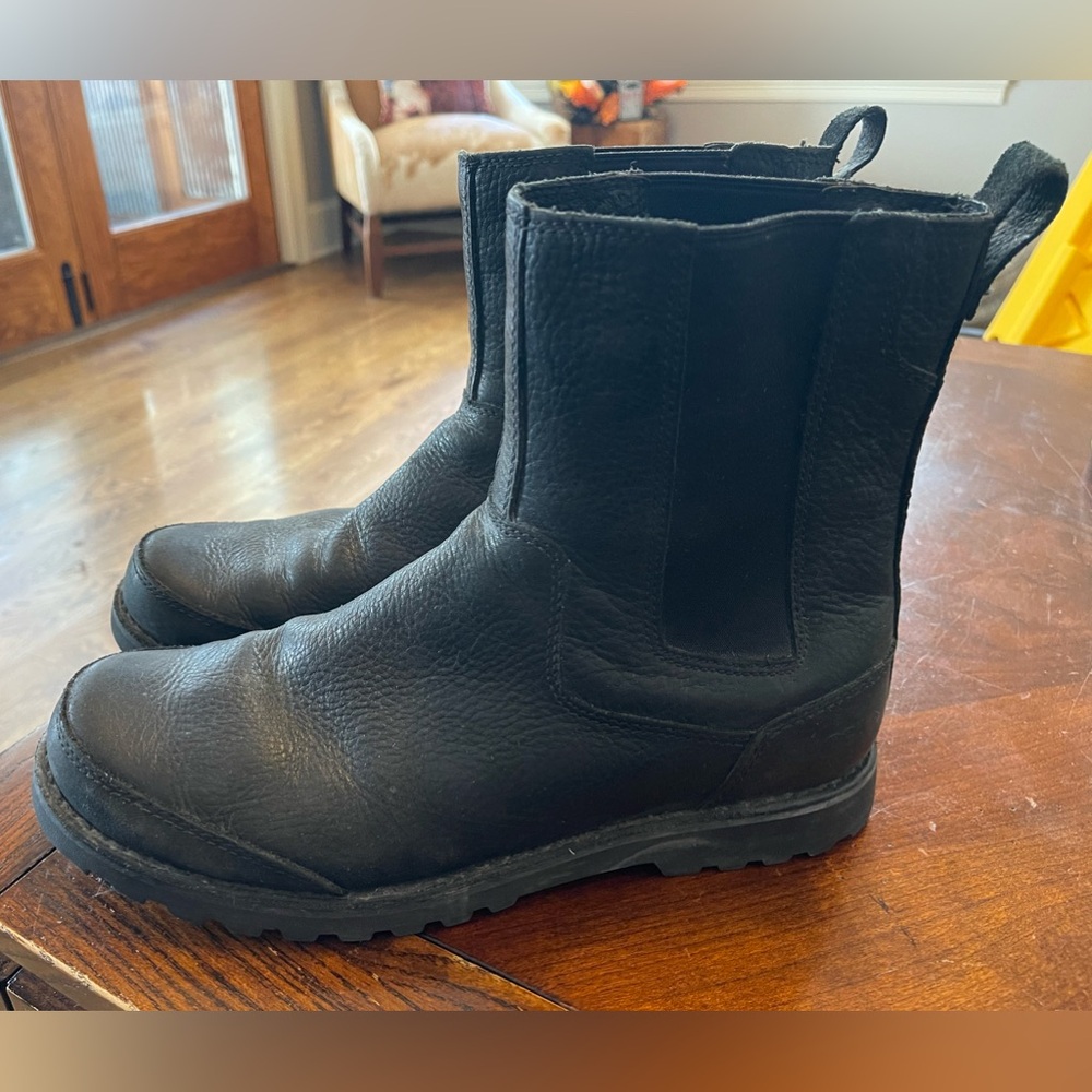 Uggs Biltmore Chelsea waterproof leather black boots 9.5